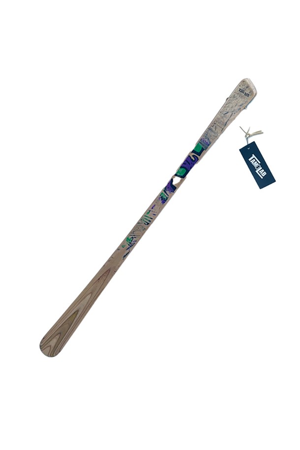 [타미랩] 데크 구두주걱은 스케이트보드 데크를 재활용하여 핸드메이드로 제작된 구두주걱입니다. 메이플 소재로 제작되었으며, 55~60cm 길이, 3.8cm 너비, 1cm 두께에 90~100g 무게로 제작되었습니다. 스케이트보드 그래픽과 스크래치 무늬의 유니크한 디자인과 뛰어난 내구성을 자랑하며, 신발 관리에 도움을 줍니다.
