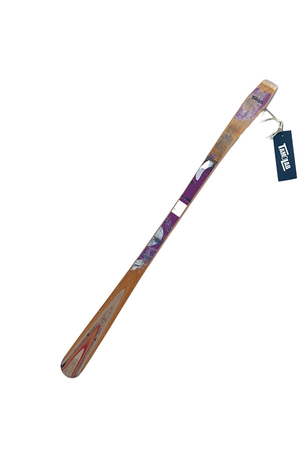 [타미랩] 데크 구두주걱은 스케이트보드 데크를 재활용하여 핸드메이드로 제작된 구두주걱입니다. 메이플 소재로 제작되었으며, 55~60cm 길이, 3.8cm 너비, 1cm 두께에 90~100g 무게로 제작되었습니다. 스케이트보드 그래픽과 스크래치 무늬의 유니크한 디자인과 뛰어난 내구성을 자랑하며, 신발 관리에 도움을 줍니다.
