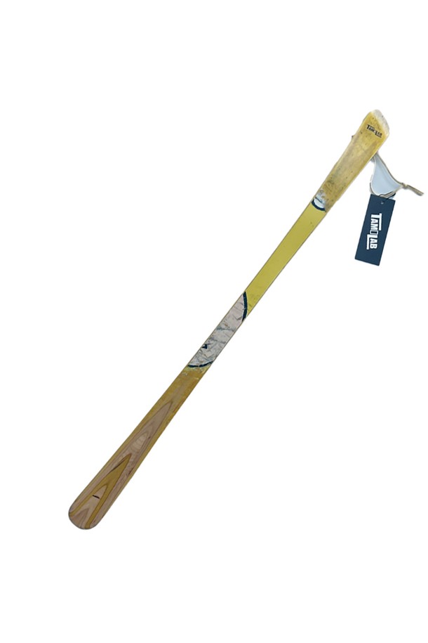 [타미랩] 데크 구두주걱은 스케이트보드 데크를 재활용하여 핸드메이드로 제작된 구두주걱입니다. 메이플 소재로 제작되었으며, 55~60cm 길이, 3.8cm 너비, 1cm 두께에 90~100g 무게로 제작되었습니다. 스케이트보드 그래픽과 스크래치 무늬의 유니크한 디자인과 뛰어난 내구성을 자랑하며, 신발 관리에 도움을 줍니다.
