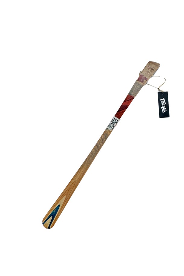 [타미랩] 데크 구두주걱은 스케이트보드 데크를 재활용하여 핸드메이드로 제작된 구두주걱입니다. 메이플 소재로 제작되었으며, 55~60cm 길이, 3.8cm 너비, 1cm 두께에 90~100g 무게로 제작되었습니다. 스케이트보드 그래픽과 스크래치 무늬의 유니크한 디자인과 뛰어난 내구성을 자랑하며, 신발 관리에 도움을 줍니다.
