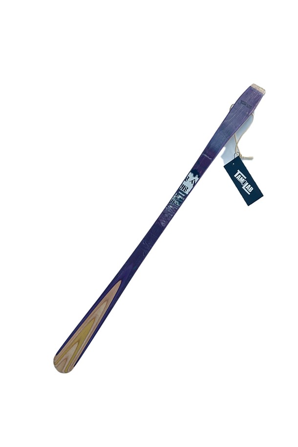 [타미랩] 데크 구두주걱은 스케이트보드 데크를 재활용하여 핸드메이드로 제작된 구두주걱입니다. 메이플 소재로 제작되었으며, 55~60cm 길이, 3.8cm 너비, 1cm 두께에 90~100g 무게로 제작되었습니다. 스케이트보드 그래픽과 스크래치 무늬의 유니크한 디자인과 뛰어난 내구성을 자랑하며, 신발 관리에 도움을 줍니다.
