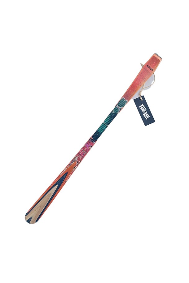 [타미랩] 데크 구두주걱은 스케이트보드 데크를 재활용하여 핸드메이드로 제작된 구두주걱입니다. 메이플 소재로 제작되었으며, 55~60cm 길이, 3.8cm 너비, 1cm 두께에 90~100g 무게로 제작되었습니다. 스케이트보드 그래픽과 스크래치 무늬의 유니크한 디자인과 뛰어난 내구성을 자랑하며, 신발 관리에 도움을 줍니다.
