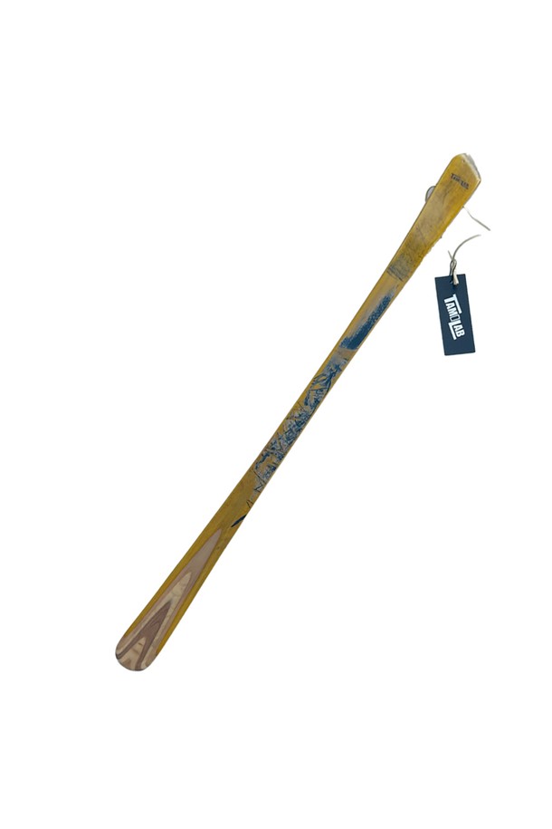 [타미랩] 데크 구두주걱은 스케이트보드 데크를 재활용하여 핸드메이드로 제작된 구두주걱입니다. 메이플 소재로 제작되었으며, 55~60cm 길이, 3.8cm 너비, 1cm 두께에 90~100g 무게로 제작되었습니다. 스케이트보드 그래픽과 스크래치 무늬의 유니크한 디자인과 뛰어난 내구성을 자랑하며, 신발 관리에 도움을 줍니다.
