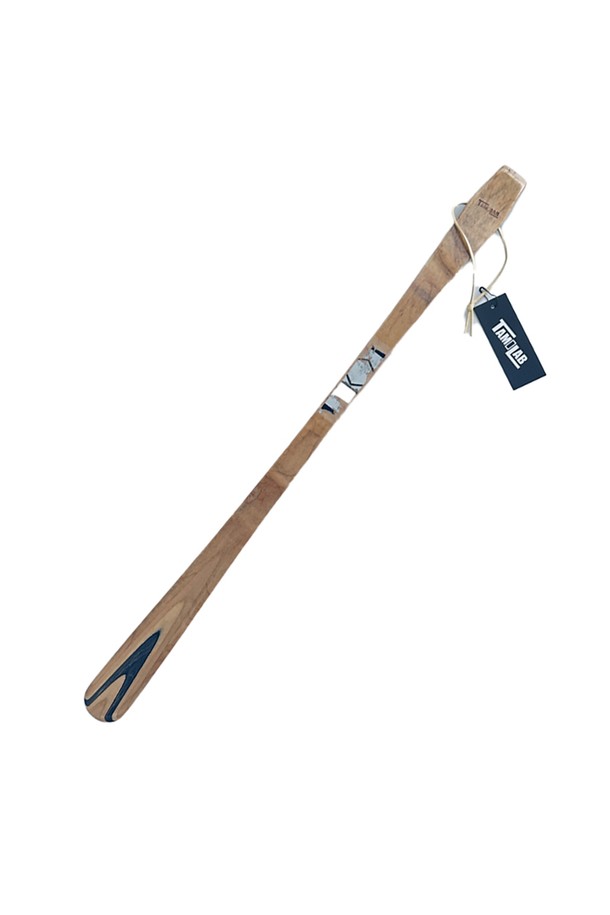 [타미랩] 데크 구두주걱은 스케이트보드 데크를 재활용하여 핸드메이드로 제작된 구두주걱입니다. 메이플 소재로 제작되었으며, 55~60cm 길이, 3.8cm 너비, 1cm 두께에 90~100g 무게로 제작되었습니다. 스케이트보드 그래픽과 스크래치 무늬의 유니크한 디자인과 뛰어난 내구성을 자랑하며, 신발 관리에 도움을 줍니다.
