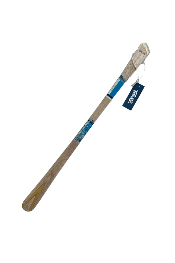 [타미랩] 데크 구두주걱은 스케이트보드 데크를 재활용하여 핸드메이드로 제작된 구두주걱입니다. 메이플 소재로 제작되었으며, 55~60cm 길이, 3.8cm 너비, 1cm 두께에 90~100g 무게로 제작되었습니다. 스케이트보드 그래픽과 스크래치 무늬의 유니크한 디자인과 뛰어난 내구성을 자랑하며, 신발 관리에 도움을 줍니다.
