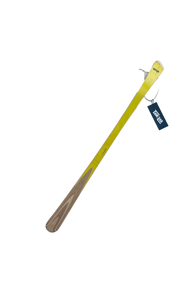 [타미랩] 데크 구두주걱은 스케이트보드 데크를 재활용하여 핸드메이드로 제작된 구두주걱입니다. 메이플 소재로 제작되었으며, 55~60cm 길이, 3.8cm 너비, 1cm 두께에 90~100g 무게로 제작되었습니다. 스케이트보드 그래픽과 스크래치 무늬의 유니크한 디자인과 뛰어난 내구성을 자랑하며, 신발 관리에 도움을 줍니다.
