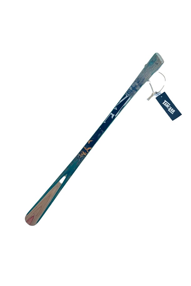 [타미랩] 데크 구두주걱은 스케이트보드 데크를 재활용하여 핸드메이드로 제작된 구두주걱입니다. 메이플 소재로 제작되었으며, 55~60cm 길이, 3.8cm 너비, 1cm 두께에 90~100g 무게로 제작되었습니다. 스케이트보드 그래픽과 스크래치 무늬의 유니크한 디자인과 뛰어난 내구성을 자랑하며, 신발 관리에 도움을 줍니다.
