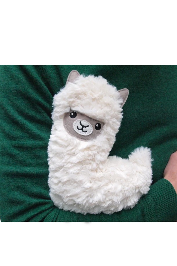 [비튼] 허거블 온찜질팩은 부드러운 촉감의 플러시 인형 디자인으로, 라벤더 향이 은은하게 퍼져 편안함을 더해줍니다. 유기농 곡물 충전재를 사용하여 전자레인지에 데워 온열 치료, 통증 완화, 근육 이완에 도움을 줍니다. 귀여운 알파카 캐릭터 디자인으로 아이들은 물론, 어른들도 안심하고 사용할 수 있습니다. 사용 전 곡물 분포를 조절하고, 사용 시 피부에 직접 닿기 전 온도를 확인하세요. 세탁은 불가하며, 과열 및 건조기 사용을 피해야 합니다.
