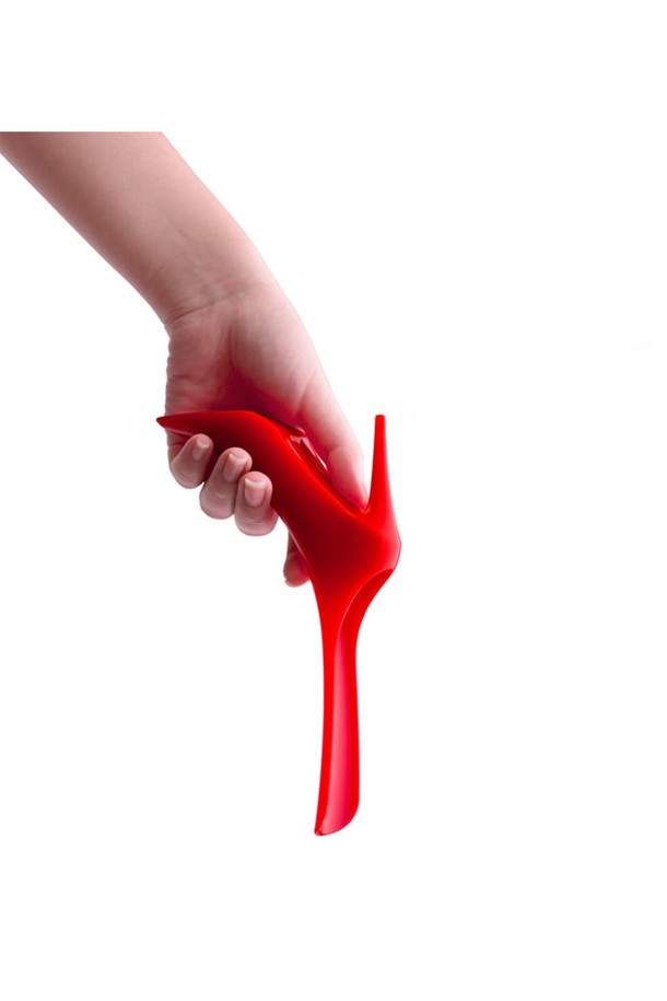 레드 컬러의 [퀄리디자인] 신디 구두주걱은 폐어망, 재활용 비닐봉지, PET병 등 친환경 재활용 소재로 제작되었으며, 100% 재활용 가능한 BPA-free 제품입니다. 45 x 11.8 x 18 cm 사이즈로 신발 착용을 보조하고, 자연과 동물에서 영감받은 스타일리시한 디자인은 인테리어 소품으로도 활용 가능합니다. 재생PP, ABS, 천연고무, 목분 등의 소재를 사용하여 더욱 특별합니다.
