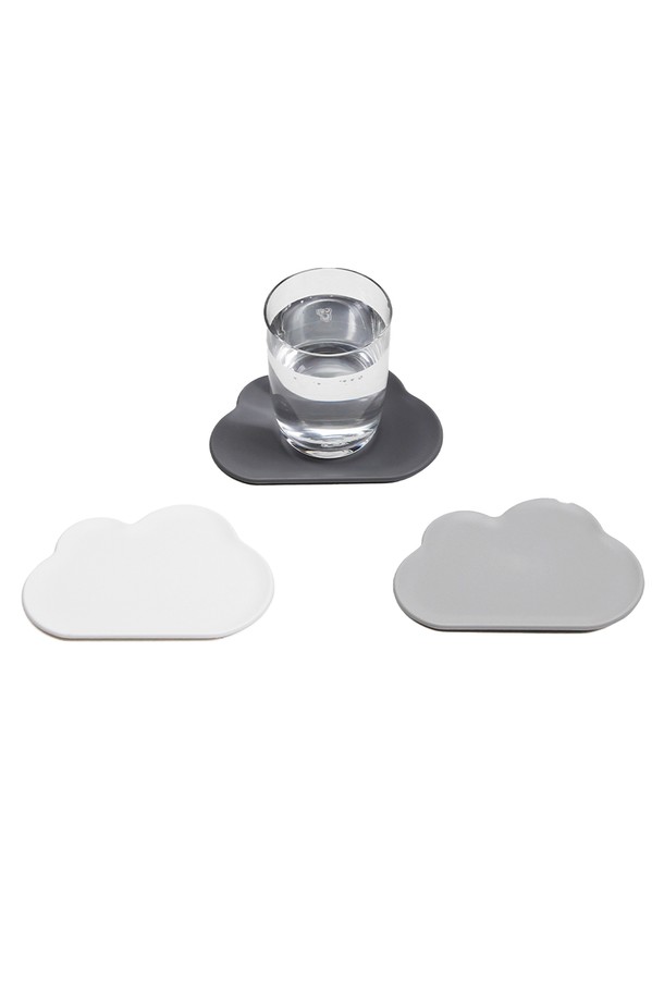 [퀄리디자인] 구름 컵받침 6P는 그린 색상의 구름 모양 패턴이 돋보이는 컵받침 세트입니다. ABS, 천연고무, 목분 등 재활용 소재를 사용하여 제작되었으며, 흡습 및 생활 방수 기능을 제공합니다. 컵받침 외에 디저트 플레이트로도 활용 가능하며, BPA free, 100% 재활용 가능한 친환경 제품입니다.
