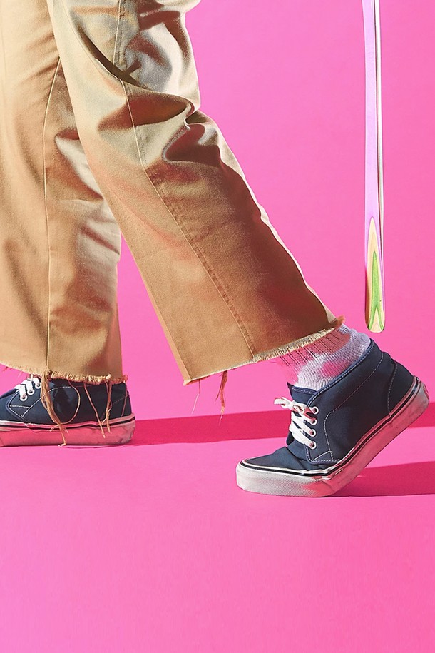 [타미랩] 데크 구두주걱은 스케이트보드 데크를 재활용하여 핸드메이드로 제작된 구두주걱입니다. 메이플 소재로 제작되었으며, 55~60cm 길이, 3.8cm 너비, 1cm 두께에 90~100g 무게로 제작되었습니다. 스케이트보드 그래픽과 스크래치 무늬의 유니크한 디자인과 뛰어난 내구성을 자랑하며, 신발 관리에 도움을 줍니다.
