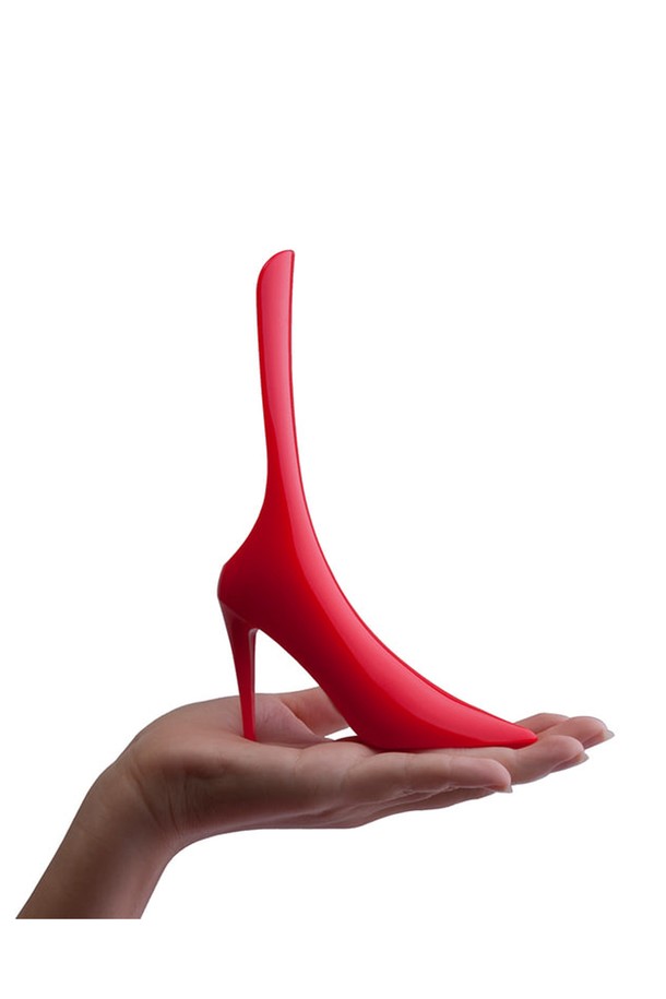 레드 컬러의 [퀄리디자인] 신디 구두주걱은 폐어망, 재활용 비닐봉지, PET병 등 친환경 재활용 소재로 제작되었으며, 100% 재활용 가능한 BPA-free 제품입니다. 45 x 11.8 x 18 cm 사이즈로 신발 착용을 보조하고, 자연과 동물에서 영감받은 스타일리시한 디자인은 인테리어 소품으로도 활용 가능합니다. 재생PP, ABS, 천연고무, 목분 등의 소재를 사용하여 더욱 특별합니다.
