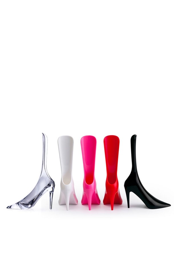 레드 컬러의 [퀄리디자인] 신디 구두주걱은 폐어망, 재활용 비닐봉지, PET병 등 친환경 재활용 소재로 제작되었으며, 100% 재활용 가능한 BPA-free 제품입니다. 45 x 11.8 x 18 cm 사이즈로 신발 착용을 보조하고, 자연과 동물에서 영감받은 스타일리시한 디자인은 인테리어 소품으로도 활용 가능합니다. 재생PP, ABS, 천연고무, 목분 등의 소재를 사용하여 더욱 특별합니다.
