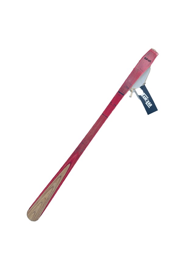 [타미랩] 데크 구두주걱은 스케이트보드 데크를 재활용하여 핸드메이드로 제작된 구두주걱입니다. 메이플 소재로 제작되었으며, 55~60cm 길이, 3.8cm 너비, 1cm 두께에 90~100g 무게로 제작되었습니다. 스케이트보드 그래픽과 스크래치 무늬의 유니크한 디자인과 뛰어난 내구성을 자랑하며, 신발 관리에 도움을 줍니다.
