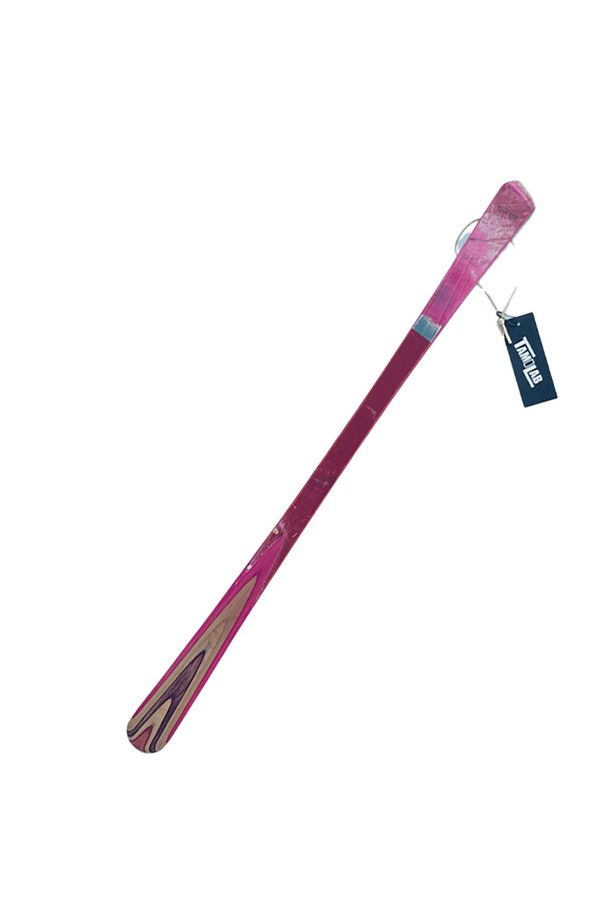 [타미랩] 데크 구두주걱은 스케이트보드 데크를 재활용하여 핸드메이드로 제작된 구두주걱입니다. 메이플 소재로 제작되었으며, 55~60cm 길이, 3.8cm 너비, 1cm 두께에 90~100g 무게로 제작되었습니다. 스케이트보드 그래픽과 스크래치 무늬의 유니크한 디자인과 뛰어난 내구성을 자랑하며, 신발 관리에 도움을 줍니다.
