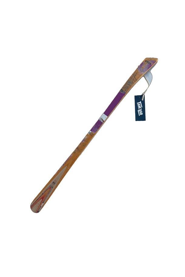 [타미랩] 데크 구두주걱은 스케이트보드 데크를 재활용하여 핸드메이드로 제작된 구두주걱입니다. 메이플 소재로 제작되었으며, 55~60cm 길이, 3.8cm 너비, 1cm 두께에 90~100g 무게로 제작되었습니다. 스케이트보드 그래픽과 스크래치 무늬의 유니크한 디자인과 뛰어난 내구성을 자랑하며, 신발 관리에 도움을 줍니다.
