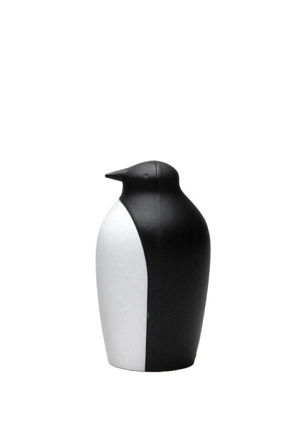 귀여운 펭귄 디자인의 [퀄리디자인] 펭귄 오프너는 재생 PP, 스테인리스 스틸, 천연고무, ABS, 목재복합소재로 제작되었으며, 블랙과 화이트 색상으로 제공됩니다. BPA Free에 100% 재활용 가능한 친환경 소재를 사용하여 식품 안전까지 고려한 제품입니다. 사이즈는 W58 x L58 x H103 mm이며, 병따개 기능이 있습니다.
