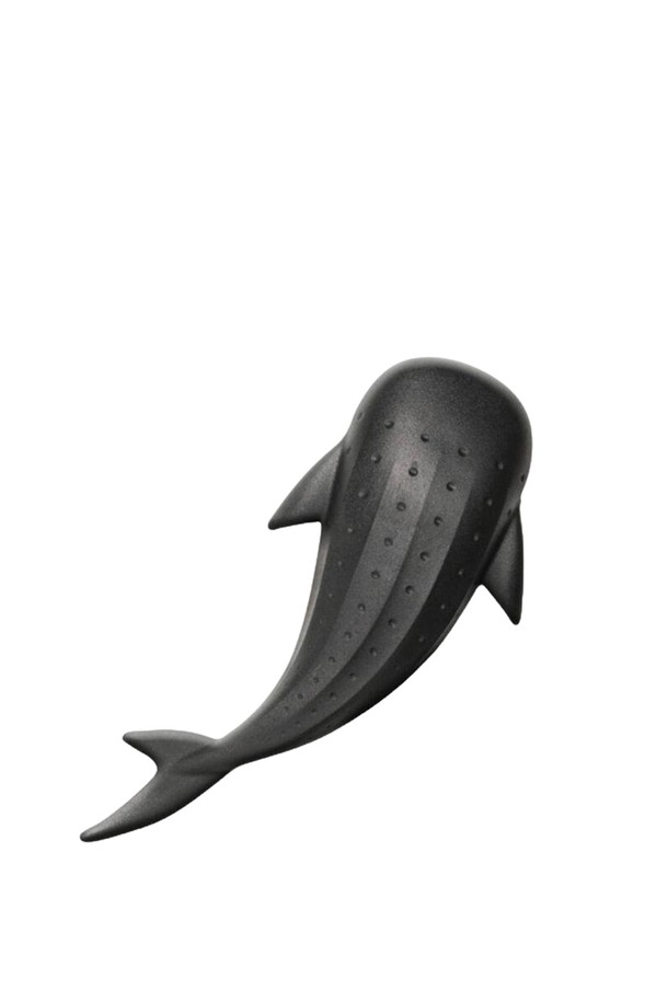 [퀄리디자인] 고래상어 오프너는 블랙 색상의 PP, PE, 스테인리스 스틸 소재로 제작되었으며, 100% 재활용 가능한 친환경적인 주방용품입니다. 고래상어 모티프 디자인이 돋보이며, 자석 뚜껑 고정 시스템과 병따개 기능이 있어 일상에서 유용하게 사용할 수 있습니다. 재활용 소재 사용으로 인한 미세한 스크래치가 발생할 수 있습니다.
