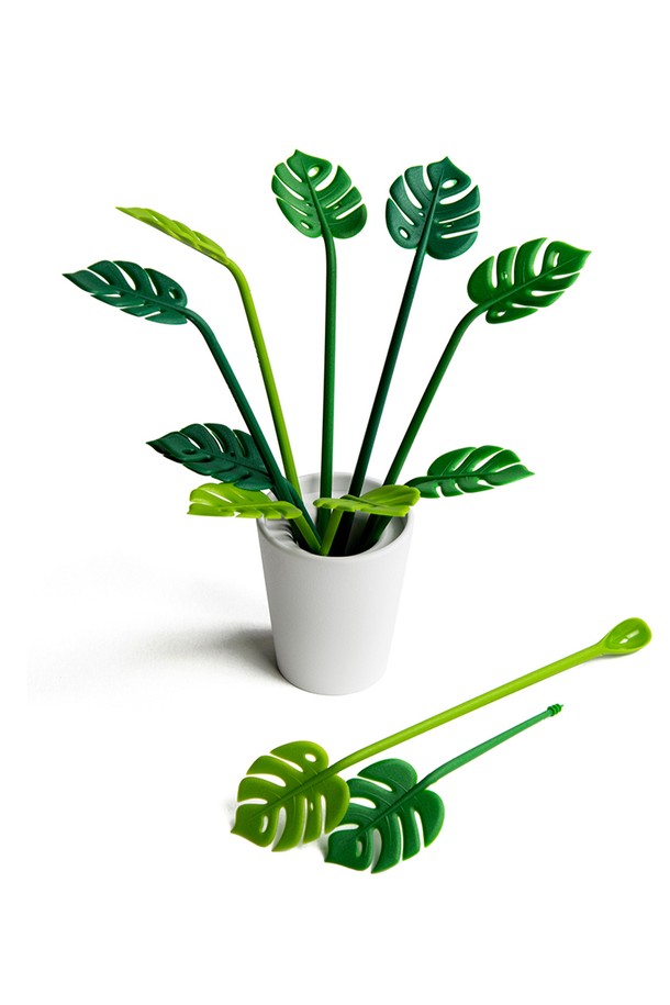 [퀄리디자인] 트로피칼 머들러 스틱 12P는 칵테일이나 파티에 사용하기 좋은 트로피칼 디자인의 머들러 겸 과일 꽂이입니다. 스푼형 스틱과 픽형 스틱으로 구성되었으며, 그린 색상의 몬스테라 디자인이 돋보입니다. ABS와 천연고무 소재를 사용, 재활용 소재를 사용하여 제작되었고 100% 재활용 가능한 친환경 제품이며 BPA Free 제품입니다.
