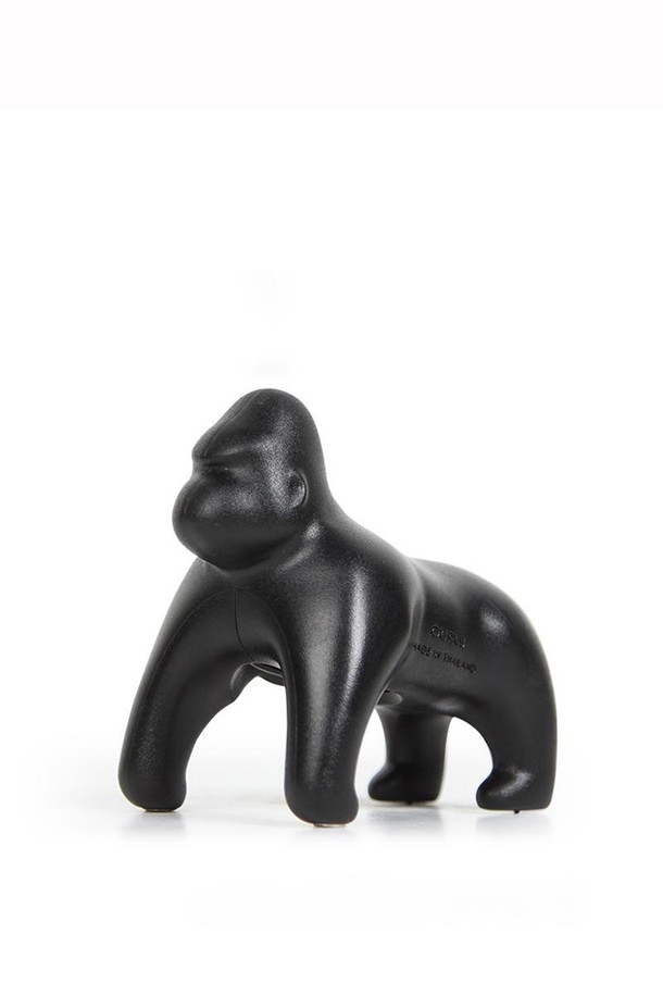 [퀄리디자인] 고릴라 오프너는 블랙 색상의 고릴라 모티프 디자인이 돋보이는 주방용품입니다. 재생 플라스틱, ABS 수지, 천연고무, 목분 등 친환경 소재를 사용하여 제작되었으며 BPA free, 100% 재활용 가능한 특징을 가집니다. 자석이 내장되어 냉장고 등에 부착이 가능하며, 병따개 기능과 재활용 소재 특성상 미세 스크래치가 있을 수 있습니다.
