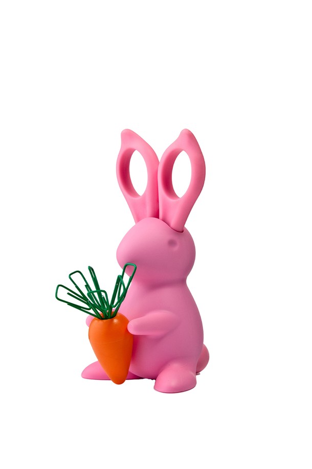 귀여운 토끼 모양의 [퀄리디자인] 토끼 가위 당근 클립홀더는 핑크 색상이며, 당근 모양의 자석이 부착되어 클립을 편리하게 보관할 수 있습니다. 가위 수납 기능까지 갖춘 이 클립홀더는 PP, ABS수지, 천연고무, 목분 등 재활용 소재로 만들어졌으며 BPA Free, 100% 재활용 가능한 친환경 제품입니다. 책상 정리와 함께 사랑스러운 분위기를 더해보세요 (재활용 소재 특성상 기포나 이음새가 있을 수 있습니다).
