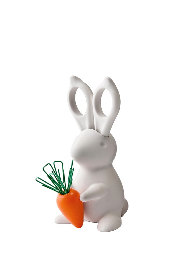 [퀄리디자인] 토끼 가위 당근 클립홀더는 PP(폴리프로필렌) 소재의 화이트 색상 데스크 정리 용품입니다. 귀여운 토끼 모양 디자인에 당근 모양 클립홀더가 결합되었으며, 들어올릴 수 있는 토끼 귀와 자석 기능으로 가위와 클립을 편리하게 보관할 수 있습니다. 재활용 소재를 사용하여 친환경적이며, 크기는 W72.5 x L138.5 x H88mm입니다.
