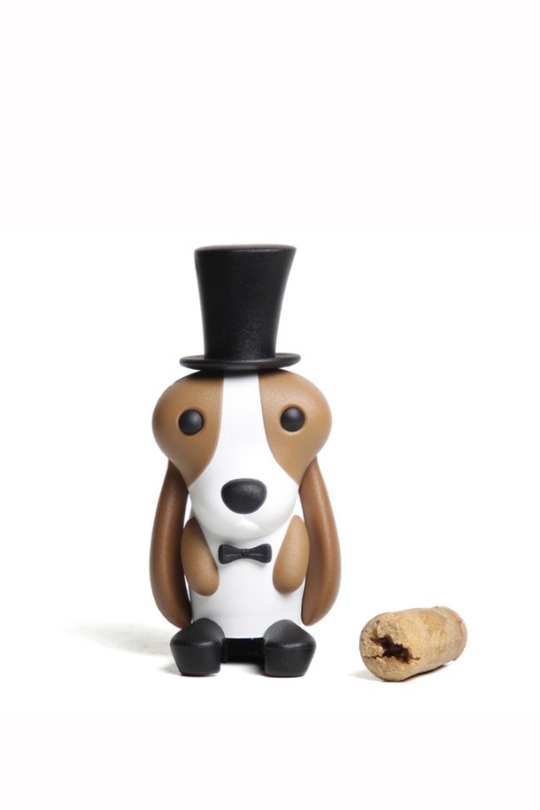 [퀄리디자인] 와인하운드 와인오프너는 강아지 모양 디자인에 탑햇과 보타이를 착용한 귀여운 와인오프너로, 브라운, 블랙, 화이트 색상으로 제공됩니다. ABS와 나일론 소재로 제작되었으며, 포일 커터가 내장되어 편리하고 재활용 소재를 사용하여 친환경적입니다. W63 x L69.6 x H145.5 mm 사이즈이며, 재활용 소재 특성상 표면에 미세한 스크래치가 있을 수 있습니다.
