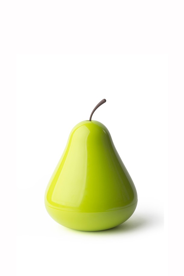 친환경 소재로 제작된 [퀄리디자인] 페어팟 정리함은 데스크 정리, 문구류 수납은 물론 인테리어 소품으로도 활용 가능한 미디엄 사이즈의 배 모양 정리함입니다. 폐어망, 재활용 비닐봉지, 페트병 등 재활용 ABS/PP/PS 소재와 목분, 천연고무를 사용하여 100% 재활용 가능하며 BPA Free 뚜껑 개폐형 디자인을 자랑합니다. 그린 컬러의 무지 패턴이 돋보이는 이 정리함은 수납과 데코레이션 기능을 동시에 제공합니다.
