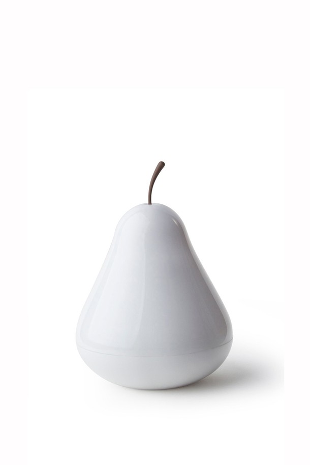 화이트 컬러의 [퀄리디자인] 페어팟 정리함은 책상 위 문구류를 깔끔하게 정리하고 인테리어 소품으로도 활용 가능합니다. 160 x 225mm 사이즈의 배 모양을 갖춘 이 제품은 폐어망, 재활용 비닐봉지, 페트병 등 친환경 소재인 재생 ABS로 제작되었으며 100% 재활용 가능합니다. BPA Free에 뚜껑 개폐가 용이한 특징까지 더해져 실용성과 환경을 모두 고려한 제품입니다.
