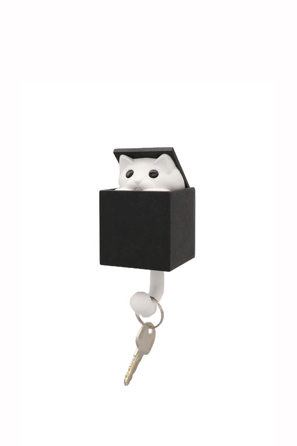 [퀄리디자인] 고양이 후크는 블랙, 화이트 색상의 고양이 디자인 벽걸이 후크로, 팝업 서프라이즈 기능과 움직이는 꼬리 후크가 특징입니다. 재생 ABS 목재 복합소재와 친환경 소재를 사용하여 제작되었으며, 100% 재활용 가능한 친환경적인 제품입니다. 박스형 하우징 디자인으로 수납과 장식용으로 활용 가능하며, 재활용 소재 특성상 작은 돌기나 자국이 있을 수 있습니다.
