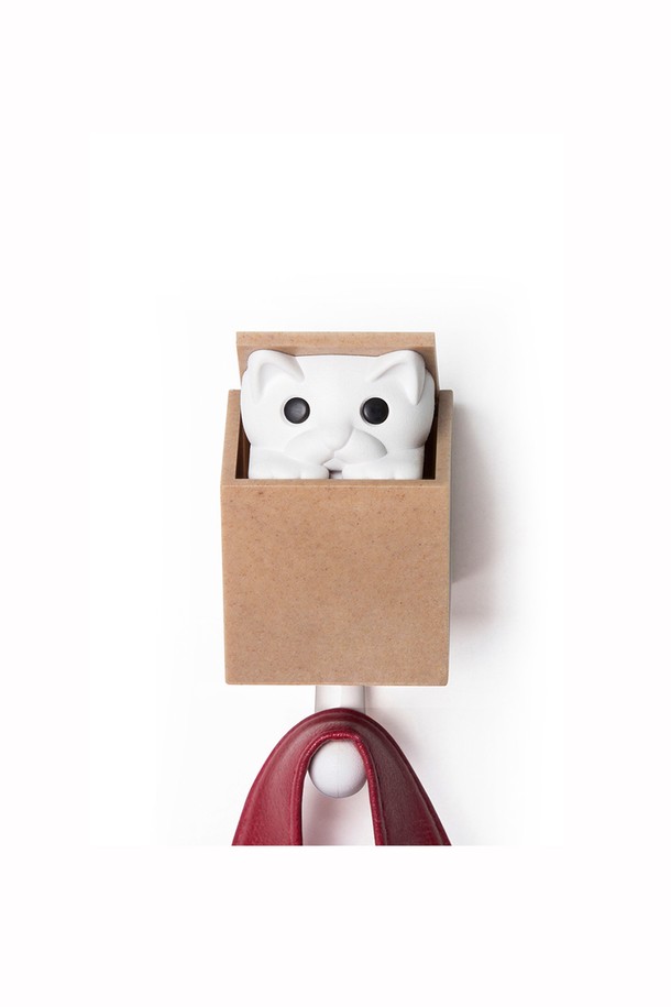 [퀄리디자인] 고양이 후크는 친환경 ABS 목분 복합재 소재로 제작되었으며, 100% 재활용 가능하고 BPA Free 인증을 받은 제품입니다. 5 x 5 x 8.26 cm 사이즈의 이 벽걸이 후크는 상자형 하우징에 고양이 무늬 디자인이 적용되었고, 움직이는 꼬리와 팝업 서프라이즈 기능으로 인터랙티브한 재미를 더했습니다. 벽걸이 수납 기능은 물론 디자인 장식 효과까지 제공하는 실용적인 아이템입니다.
