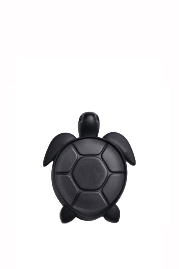 블랙 색상의 [퀄리디자인] 거북이 코스터는 재생 PA, PE, PET, 천연고무, 목분 등 친환경 재활용 소재로 제작되었으며, 폐어망과 비닐봉지를 재활용하여 해양 보존 메시지를 담고 있습니다. 11 x 13.5 x 1.95 cm 크기의 이 컵받침은 재활용 페트병 4-5개를 사용하여 만들었으며, 100% 재활용 가능한 BPA Free 제품입니다. 거북이 무늬가 돋보이는 이 코스터는 특별한 기능과 의미를 담아 일상에 지속 가능한 가치를 더합니다.
