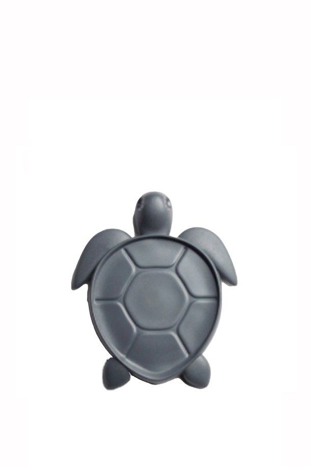 [퀄리디자인] 거북이 코스터는 재활용 PET병, 비닐봉지, 어망 등 다양한 재활용 소재로 만들어진 친환경적인 컵받침입니다. 11 x 13.5 cm 크기의 그레이 색상 코스터는 거북이 무늬가 돋보이며, 재활용 소재 특유의 질감을 느낄 수 있습니다. Net Free Seas, WON 프로젝트 소재를 사용하였으며, BPA-free 제품으로 100% 재활용 가능합니다.
