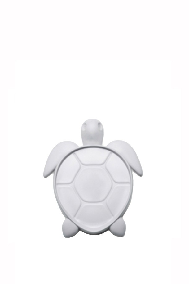 [퀄리디자인] 거북이 코스터는 재생 PET, 재활용 플라스틱, 재활용 어망 등 재활용 소재로 만들어진 화이트 컬러의 컵받침입니다. 거북이 모양의 친환경 디자인이 돋보이며, PET병 5개 재활용 효과와 더불어 해양 보호 캠페인에도 동참할 수 있습니다. BPA free, 100% 재활용 가능한 소재를 사용하여 환경 보호에 기여하며, 재활용 소재 특성상 미세 스크래치나 돌기가 있을 수 있습니다.
