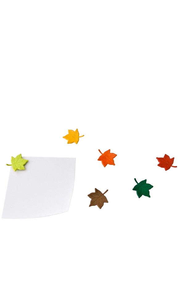 [퀄리디자인] 단풍잎 냉장고자석은 재활용 플라스틱으로 제작된 소형의 멀티컬러 자석입니다. 단풍잎 모양의 디자인이 특징이며, 메시지 홀더로도 활용 가능한 실용적인 제품입니다. 친환경 소재를 사용하여 BPA Free이며, 일상에서 메시지 전달용으로 유용하게 사용할 수 있습니다.
