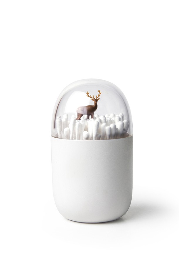 [퀄리디자인] 면봉케이스는 재활용 PET 3병을 사용하여 만든 친환경적인 제품이며, 100% 재활용 가능한 RPET와 PS 소재로 제작되었습니다. 7 x 7 x 11.4 cm 사이즈의 화이트 색상 케이스는 면봉, 인공눈물, 치실, 치간칫솔 등 다양한 욕실 및 화장대 용품을 깔끔하게 보관 및 수납할 수 있도록 디자인되었으며, 동물 및 자연 모티브 디자인이 돋보입니다. 재활용 소재 사용으로 인한 미세한 불완전성이 있을 수 있으며, BPA free 제품입니다.
