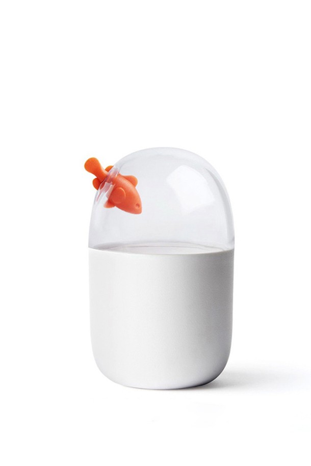 [퀄리디자인] 면봉케이스는 재활용 페트병 3개를 사용하여 만든 친환경적인 욕실 및 화장대 수납용품입니다. 7 x 7 x 11.4 cm 사이즈의 화이트 색상 면봉케이스는 면봉 및 소형 위생용품을 깔끔하게 보관할 수 있으며, 100% 재활용 가능한 RPET와 재활용 PS 소재로 제작되어 더욱 의미있습니다. 미니멀한 디자인과 재활용 소재 특유의 질감이 돋보이는 이 제품은 BPA free이며, 욕실 인테리어에 포인트를 더해줍니다.
