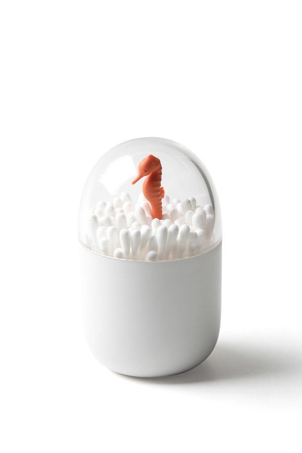 [퀄리디자인] 면봉케이스는 ABS 수지, 천연고무, 목분과 같은 친환경, 재활용 소재를 사용하여 제작되었으며 100% 재활용 가능합니다. 화이트 색상의 심플하고 미니멀한 디자인으로 욕실이나 화장대에서 면봉, 치실, 점안액 등을 깔끔하게 보관할 수 있습니다. 7 x 7 x 11cm의 콤팩트한 사이즈로 공간 활용도를 높였으며, BPA-free 제품으로 안심하고 사용할 수 있습니다.
