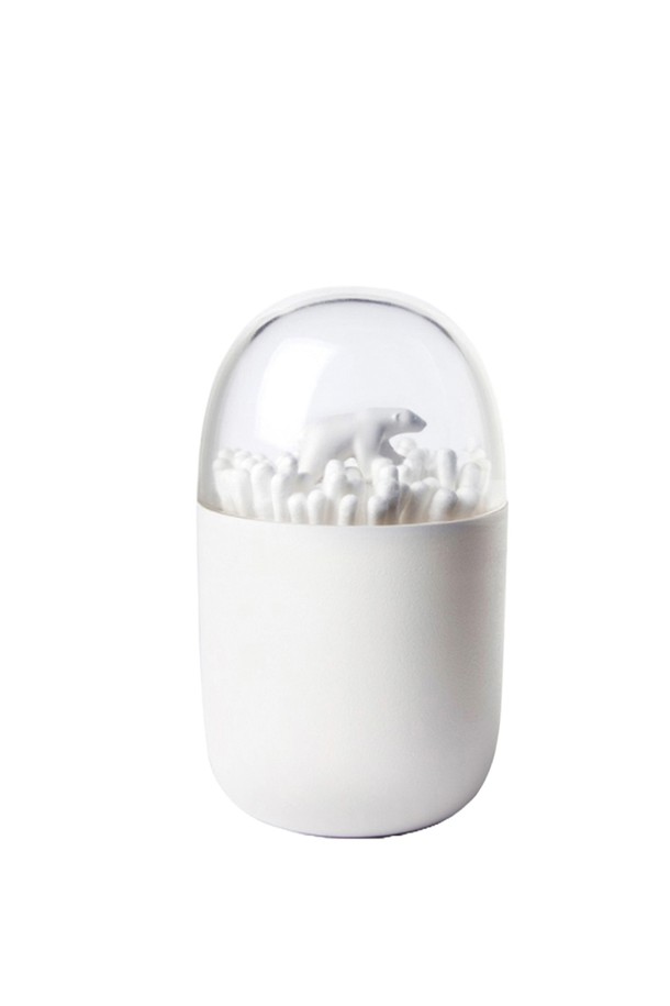 다음은 퀄리디자인 면봉 케이스에 대한 상품 설명입니다.

이 면봉 케이스는 욕실이나 화장대에서 면봉을 깔끔하게 보관할 수 있는 수납용품입니다. 재활용 페트병 3개를 사용하여 만든 친환경 소재(RPET)로 제작되었으며, 100% 재활용 가능한 화이트 색상의 심플하고 미니멀한 디자인이 특징입니다. 사이즈는 7 x 7 x 11.4cm이며 BPA Free 재질로 안심하고 사용할 수 있습니다.
