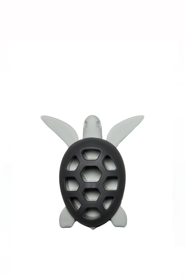 블랙, 그레이 색상의 [퀄리디자인] 거북이 칫솔꽂이는 폐어망을 재활용한 재생 PA 소재로 제작되었으며, 육각형 패턴의 거북이 모양 디자인이 돋보입니다. 자동 배수 기능과 BPA-free는 물론, 100% 재활용 가능한 친환경 제품으로 해양 생태계 보호에 기여합니다. 미디엄 사이즈의 이 칫솔꽂이는 칫솔뿐 아니라 빨대꽂이로도 활용 가능하며, Net Free Seas 프로젝트의 일환으로 제작되었고 재활용 소재 특성상 미세한 흠집이나 자국이 있을 수 있습니다.
