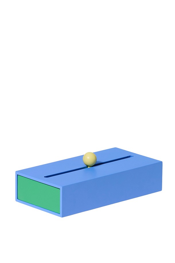 [에어리어웨어] 캐쉬박스는 미니멀한 디자인의 수납함으로, 블루, 그린, 옐로우 세 가지 색상으로 제공됩니다. MDF 소재로 제작되었으며, 손잡이와 슬라이딩 기능이 있어 실용적입니다. 상단 개폐구와 다용도 수납 공간을 갖춰 데코레이션 용도로도 활용 가능합니다.
