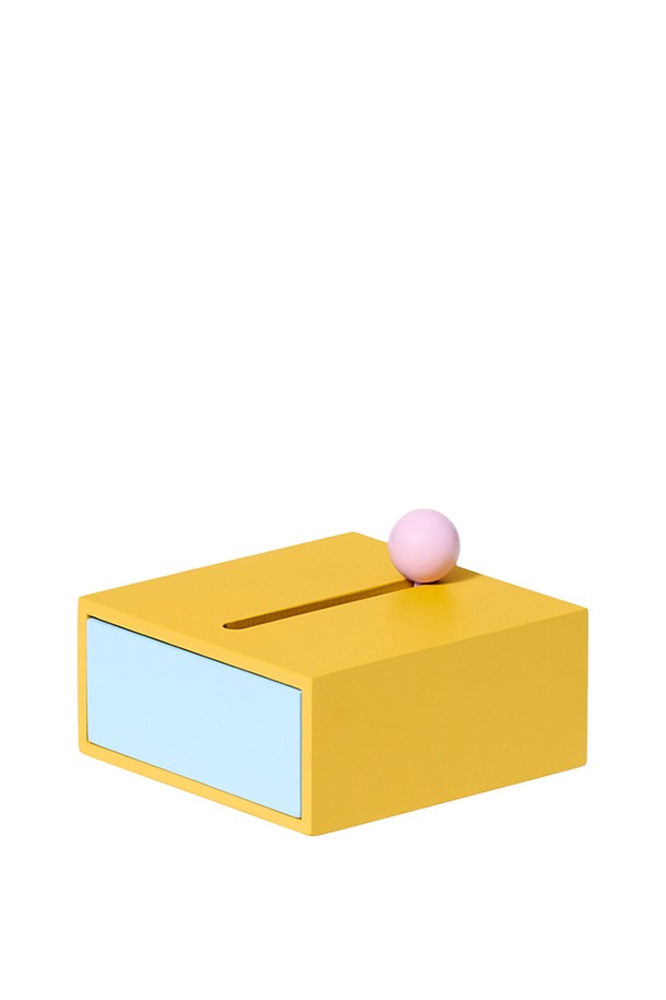 [에어리어웨어] 캐쉬박스는 미니멀한 디자인에 다양한 수납을 돕는 수납함입니다. 옐로우, 블루, 레드의 세련된 색상으로 출시되었으며, 상단 개폐형 손잡이 디자인과 MDF 소재로 제작되었습니다. 장식용으로도 훌륭하며, 다용도로 활용 가능하지만 습기에 취약하니 주의하여 사용하세요.
