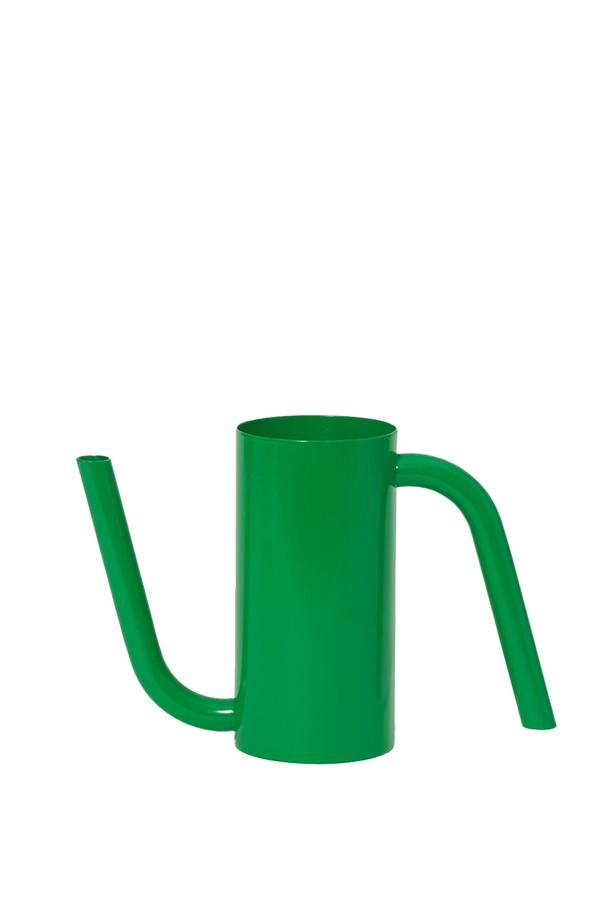 세련된 디자인의 [에어리어웨어] 탱고 워터링 캔은 실내 화분에 물을 주는 용도로 제작되었습니다. 0.6L 용량의 이 물뿌리개는 그린, 옐로우 컬러로 제공되며, 스틸 소재에 파우더 코팅 처리를 하여 내구성을 높였습니다. 인체공학적 손잡이와 뚜껑 내장, 주둥이 일체형 디자인으로 기능성과 미니멀한 디자인을 모두 갖춘 인테리어 소품입니다.
