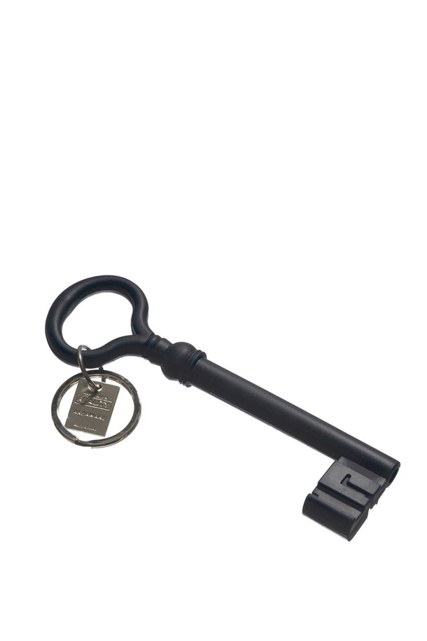 [에어리어웨어] 리얼리티 키체인은 실리콘과 스테인리스 스틸 소재로 제작되었으며, 18세기 이탈리아 교회 열쇠 모양을 모티브로 한 클래식하고 레트로한 디자인이 특징입니다. 블랙, 오렌지, 레트로즈, 터쿼이즈, 코발트, 핑크, 야광 등 다채로운 색상으로 출시되어, 가방 등 다양한 소품에 액세서리로 활용하여 열쇠 분실을 방지할 수 있습니다. 일상 속 사물의 미적 요소를 담아낸 디자인으로, 개성 있는 스타일을 연출해 보세요.
