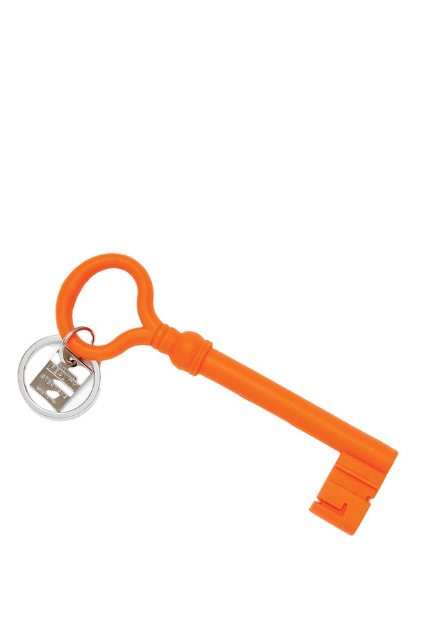 18세기 이탈리아 교회 열쇠에서 영감을 받아 탄생한 [에어리어웨어] 리얼리티 키체인은 일상적인 오브제를 모던하게 재해석한 제품입니다. 실리콘과 스테인리스 스틸 소재로 제작되었으며, 블랙, 오렌지, 터쿼이즈, 코발트, 핑크, 야광 등 다채로운 컬러 옵션을 제공합니다. 16.5 x 6.4 x 1.3cm 크기의 오버사이즈 키 모양 디자인으로, 가방 액세서리로 활용하거나 키 분실 방지용으로 실용적으로 사용할 수 있습니다.
