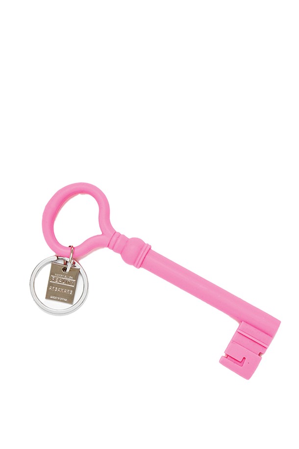 [에어리어웨어] 리얼리티 키체인은 18세기 이탈리아 교회 열쇠를 모티브로, 일상 속 사물의 미적 요소를 담아낸 특별한 디자인의 키링입니다. 실리콘과 스테인리스 스틸 소재를 사용하여 16.5 x 6.4 x 1.3cm 크기로 제작되었으며, 블랙, 오렌지, 터쿼이즈, 코발트 블루, 핑크, 야광 등 다채로운 색상 옵션을 제공합니다. 열쇠 보관 및 가방 액세서리로 활용 가능하며, 독특한 디자인과 다양한 컬러 매치로 개성 있는 스타일을 연출하고 열쇠 분실을 방지합니다.
