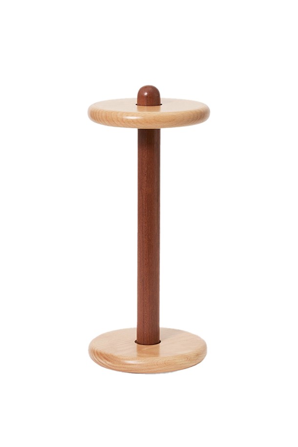 [에어리어웨어] 스풀 키친타올 홀더는 주방과 테이블 어디에나 잘 어울리는 심플하고 모던한 디자인의 주방용품입니다. 비치우드와 사펠레우드 소재를 사용하여 안정적인 사용감을 제공하며, 'Red Wood'와 'Green' 두 가지 색상으로 출시되어 주방 분위기에 포인트를 더합니다. 조립이 용이하고 실용적인 디자인에 미끄럼 방지 바닥과 러버 범퍼 디테일까지 더해져 데코레이션 효과는 물론, 편리함까지 갖춘 제품입니다.
