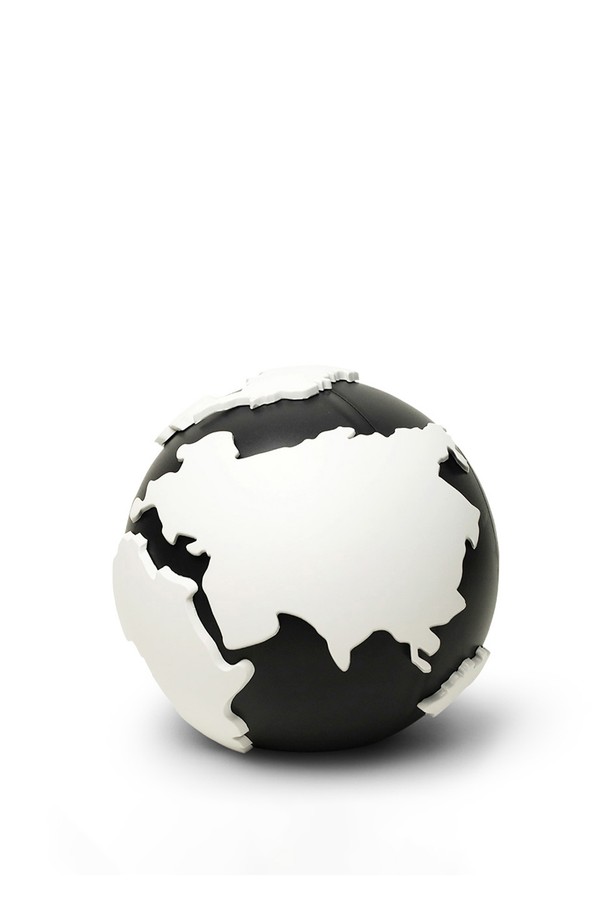 퀄리디자인 지구 티슈케이스는 재생 플라스틱, 천연고무, 목분을 활용한 친환경적인 티슈 케이스입니다. 지구본 디자인과 불균일한 표면 패턴으로 독특한 시각적 특징을 가지며, 블루와 블랙 두 가지 색상으로 제공됩니다. 자석 잠금 방식과 리필 가능한 기능으로 편리함을 더했으며, 폐어망, 재활용 비닐봉지, 재활용 PET병 등을 활용하여 100% 재활용 가능한 친환경성을 갖췄습니다.
