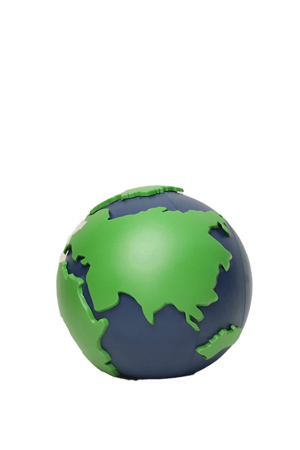 [퀄리디자인] 지구 티슈케이스는 재생 플라스틱과 HIPS 소재로 제작되어 친환경적인 가치를 더합니다. 지구와 동물을 모티브로 한 불규칙한 패턴의 원형 디자인은 블루와 블랙 두 가지 색상으로 제공되며, 마그네틱형 뚜껑으로 편리하게 사용할 수 있습니다. 100% 재활용 가능한 소재를 사용하여, 일상 속에서 환경 보호를 실천할 수 있는 아이템입니다.
