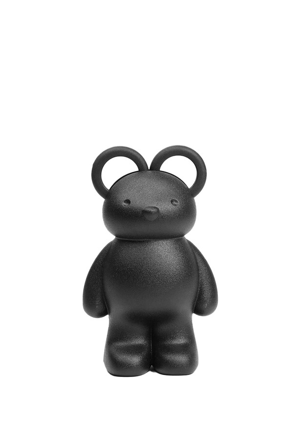 [퀄리디자인] 테디베어 가위 블랙은 귀여운 테디베어 디자인의 접이식 가위입니다. 재생 ABS, 스테인리스 스틸 등 친환경 소재로 제작되었으며, 귀를 당기는 방식으로 간편하게 사용할 수 있습니다. 문구 및 사무용으로 적합하며, 8.2 x 5.9 x 13.5cm 크기로 데스크용 액세서리 또는 장식용으로 활용할 수 있습니다.
